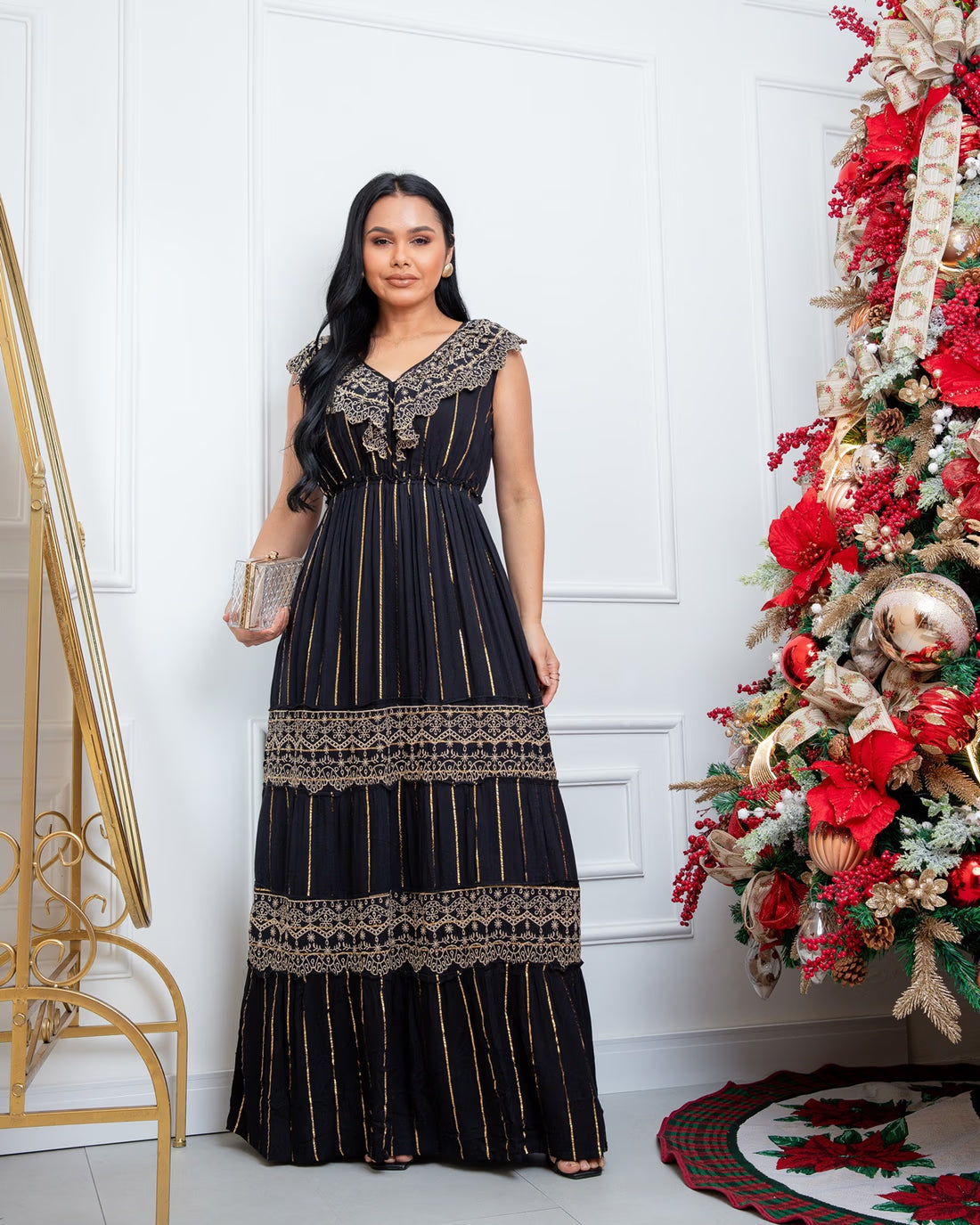 Vestido Longo Preto Com Renda e Fios Dourados